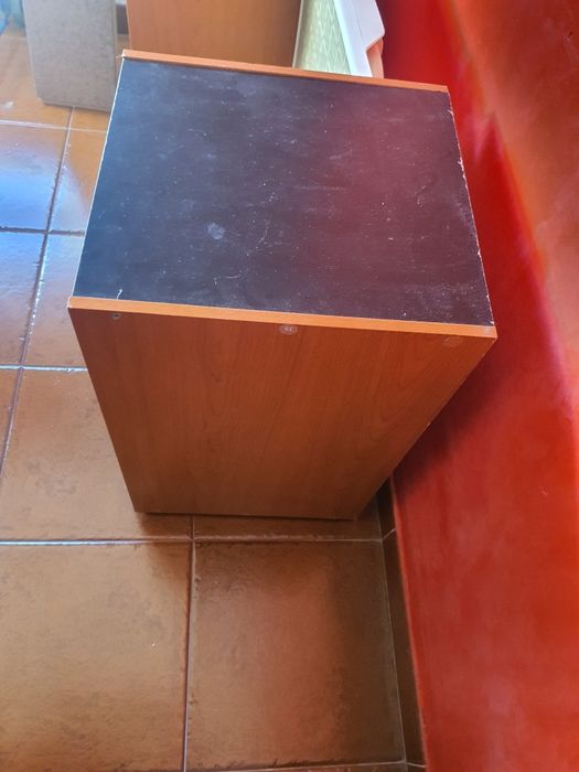 Vendo 2 mesas tanto da para cabeceira ou de apoio a escritório
