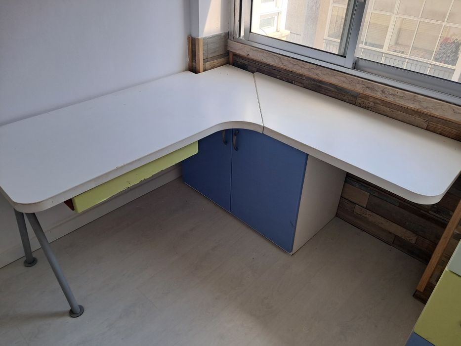 Secretária e cómoda de quarto