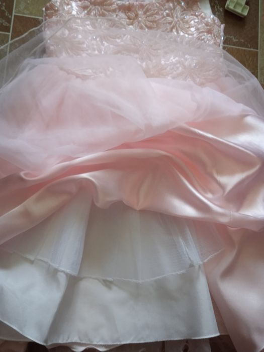 Нарядное платье на девочку