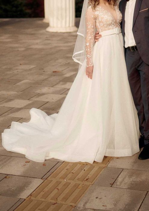 Весільна сукня коліру айворі