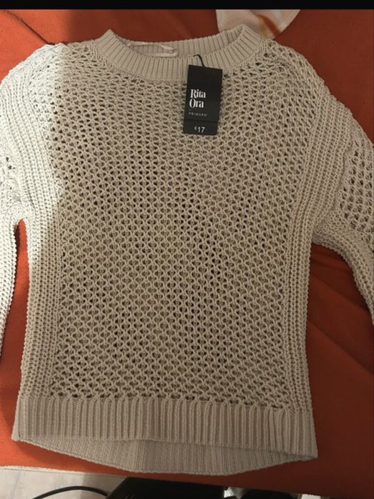 camisola com buraquinhos de manga comprida bege