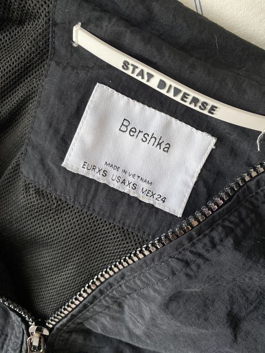 Вітровка чорна bershka