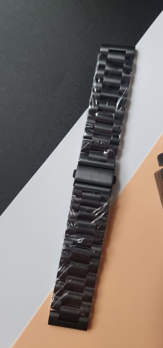 Metalową bransoletę do zegarka o szerokości 22 mm w kolorze czarnym