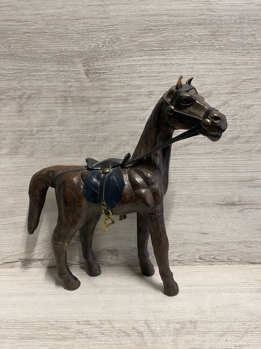 Figurka konia z drewna
