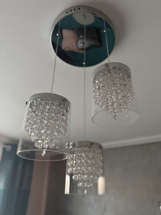 Żyrandol srebrny typu glamur