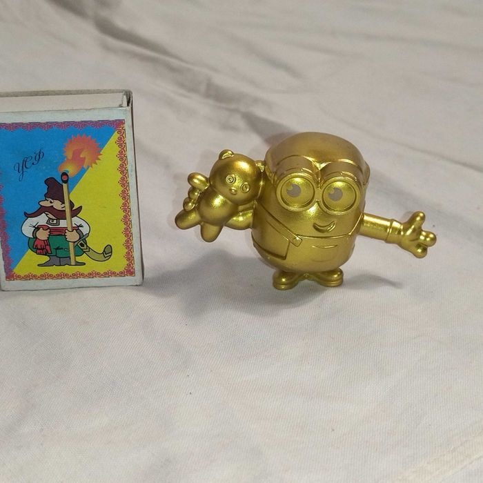 Золотий міньон з ведмедиком