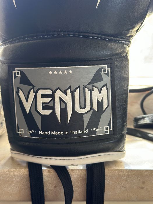 Luvas boxe/muai thai venum giant com atacadores 8oz