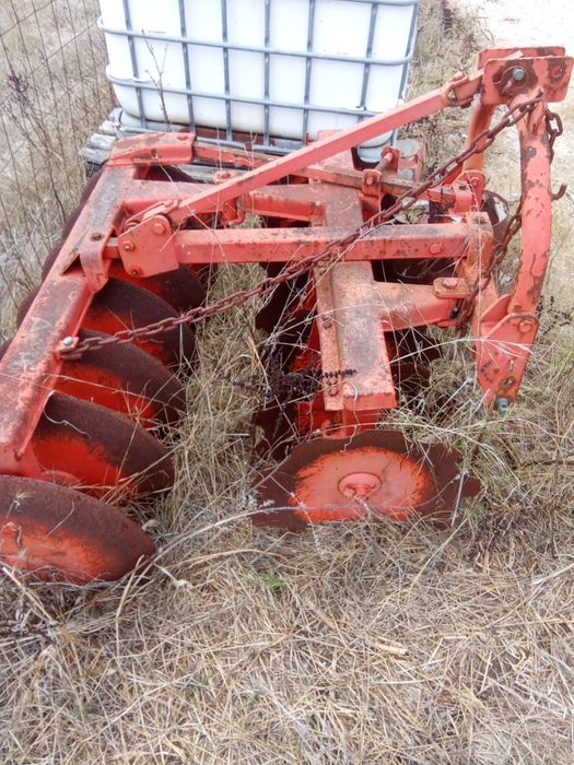 Trator Massey Ferguson, charrua, escarificador, grade e caixa
