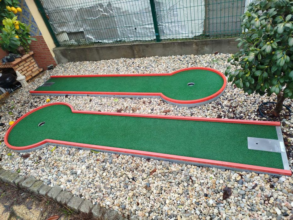 2 Campos Mini Golfe com acessórios, tacos e bolas