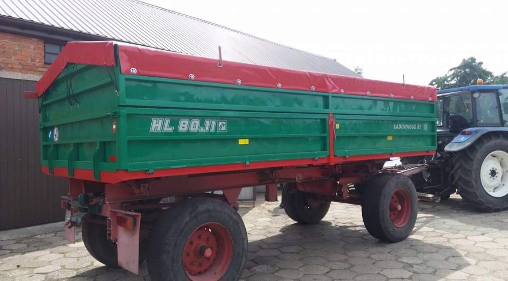 Plandeki, plandeka na przyczepę rolniczą.