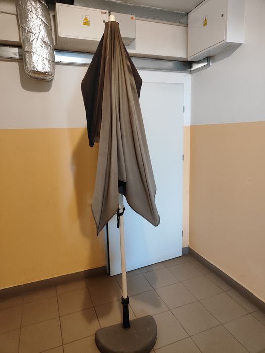 Parasol ogrodowy  z podstawą betonowa