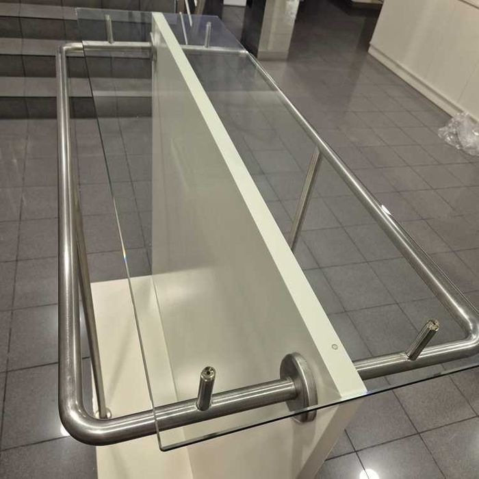 Ilha / Expositor Duplo para Roupa – 1,20m | Vidro + Inox | Rodas Invisíveis