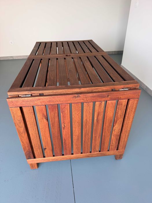 Mesa de jardim em madeira