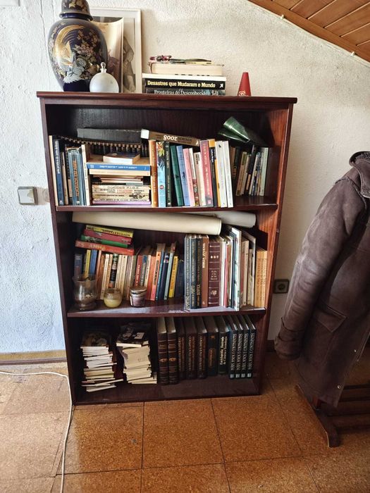 estante para livros em madeira folheada, Com 3 prateleiras e em bom estado.