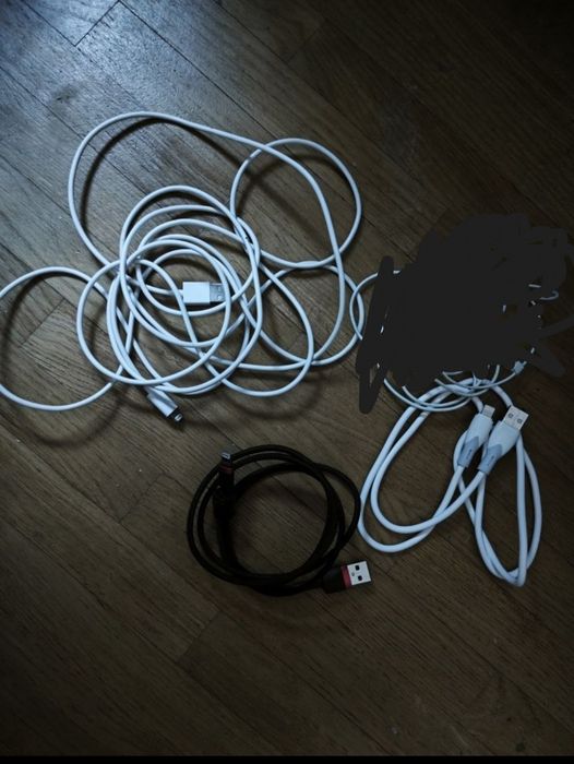 зарядки USB-A to Lightning метрові та одна триметрова