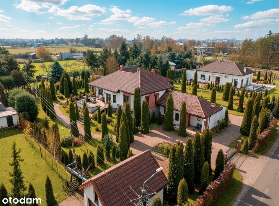 Dom parterowy wykończony drewnem z ogrodem