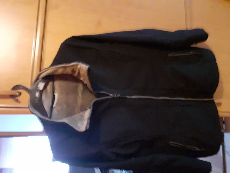 Kurtka męska koloru czarnego.