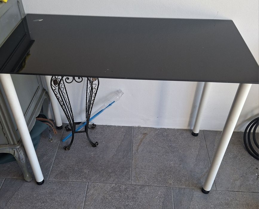 Mesa em vidro preto