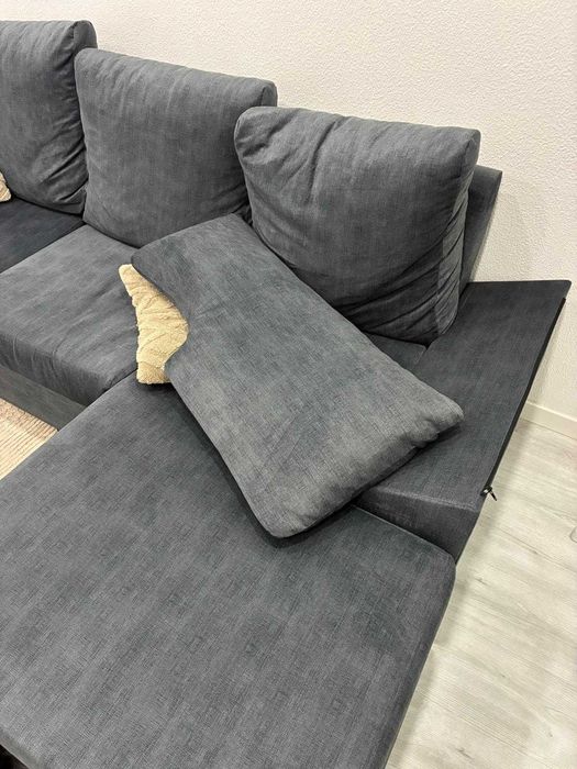 Sofá com tecido SUEDE com almofadas laterais removiveis.