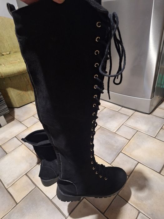 Czarne wysokie buty sznurowane