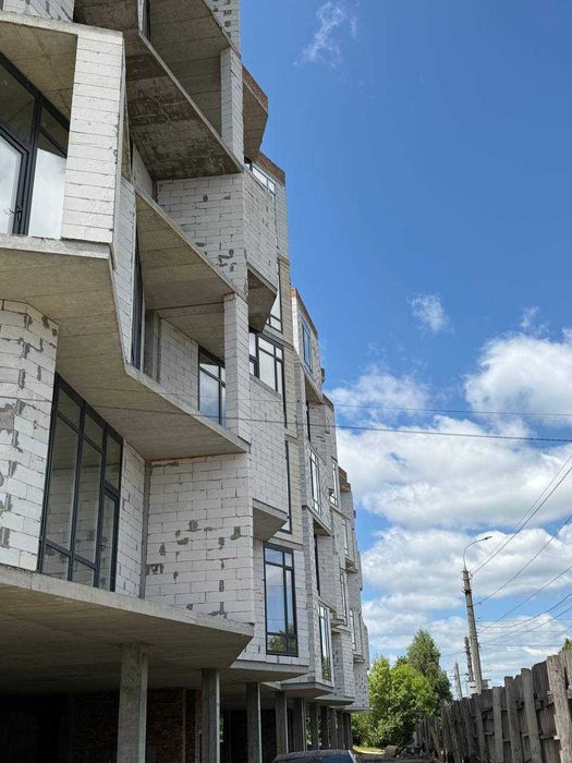 Фасад на активну вулицю. Відкрита площа. Ремонт під потреби орендаря