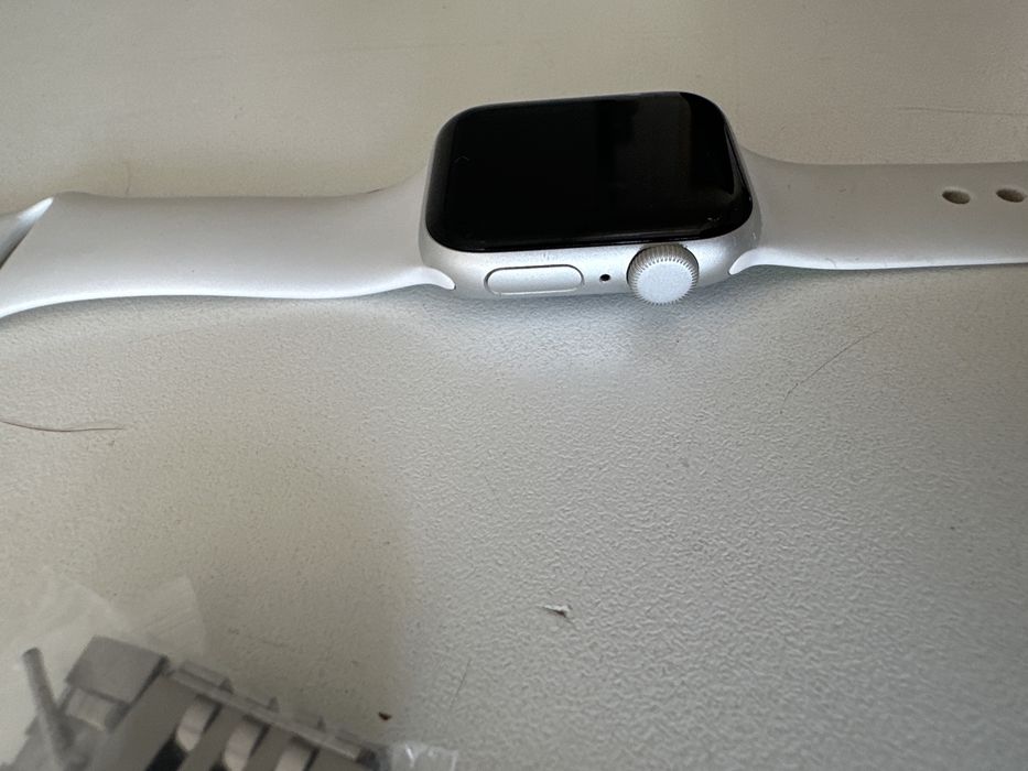 Vendo Apple Watch SE (1.ª Geração) em excelente estado de conservação, totalmente funcional.