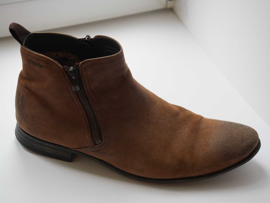 Botas de homem em camurça, marca Clarks (tam 43)
