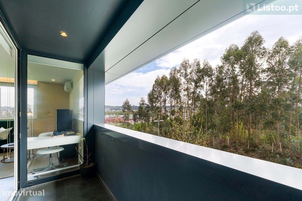 Apartamento T3 Moderno com Varanda e 2 Lugares de Garagem | Centro da