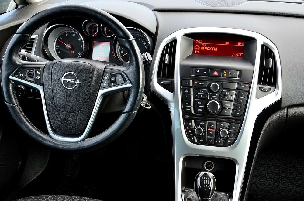 Opel Astra J 2014r. 1598cm3*136koni* Bogate Wyposażenie* 100% Sprawny