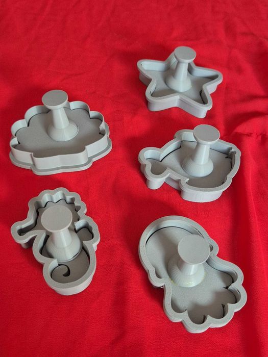 Kit 5 Cortadores + Carimbo para Biscoitos e Pasta Americana – Moldes Grandes 7,5 cm – Ideal para Confeitaria, Bolachas Decoradas