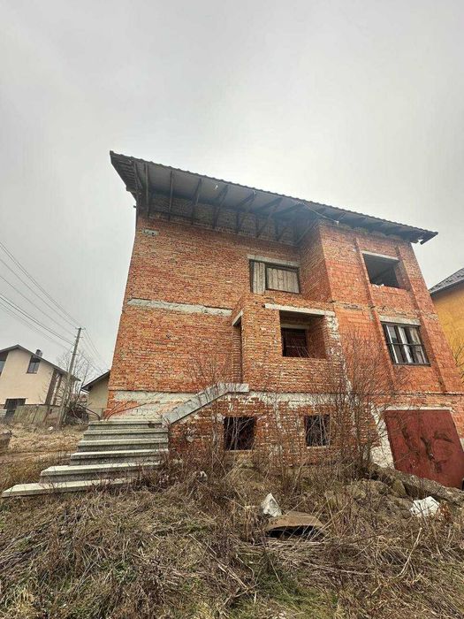 Продається будинок в с. Угринів дуже вигідна ціна.