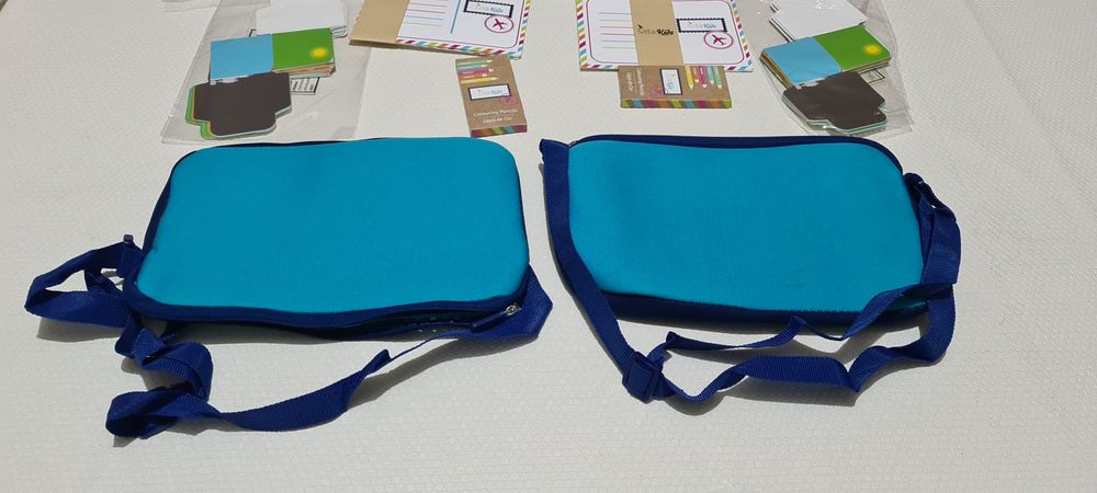 Dois conjuntos de criança. Bolsas de avião.  Novo