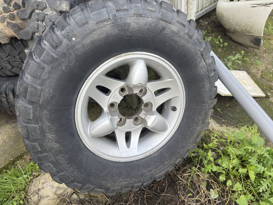 Jantes com pneus terrano e pajero