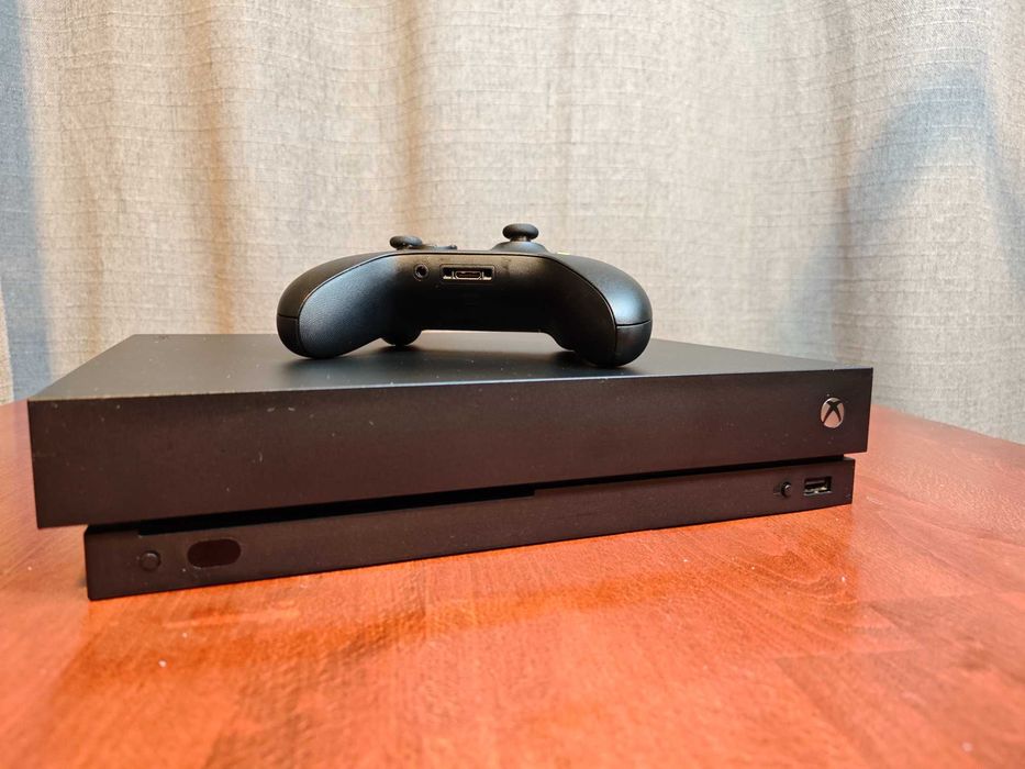 Xbox One X 1TB (Model 1787) + Nowszy Pad Series + Zestaw 6 Gier | Stan BDB