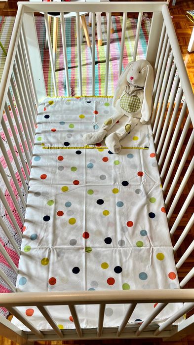 Berço com colchão e roupa de cama incluído