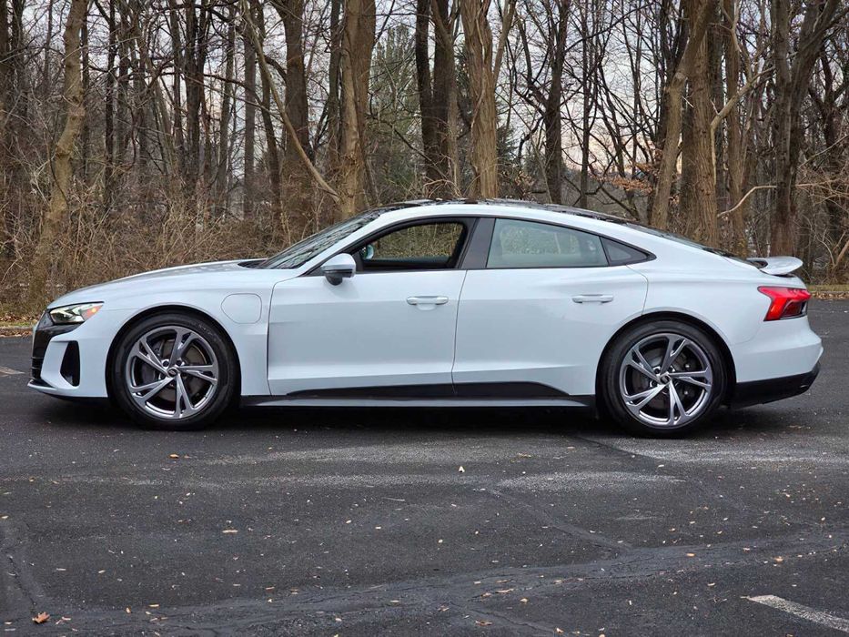 Audi e-tron      2023