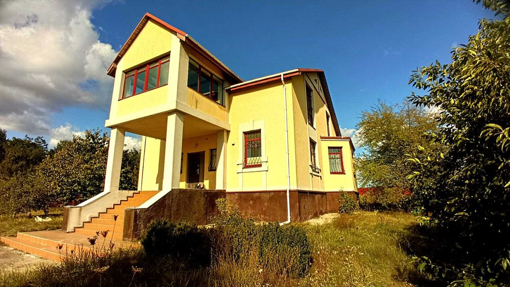 Добротній,жилий будинок біля лісу та недалеко від озера.с.Завалівка