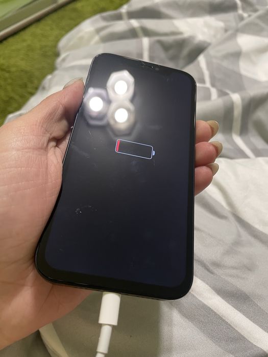 Айфон 12 заблокований