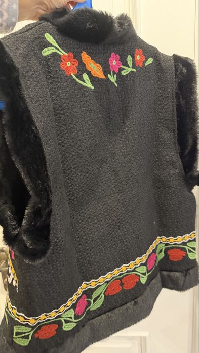 Жилетка безрукавка черная вышивка етно мех