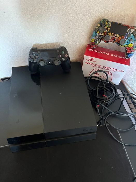 Vendo PS4 desbloqueada com muito urgente
