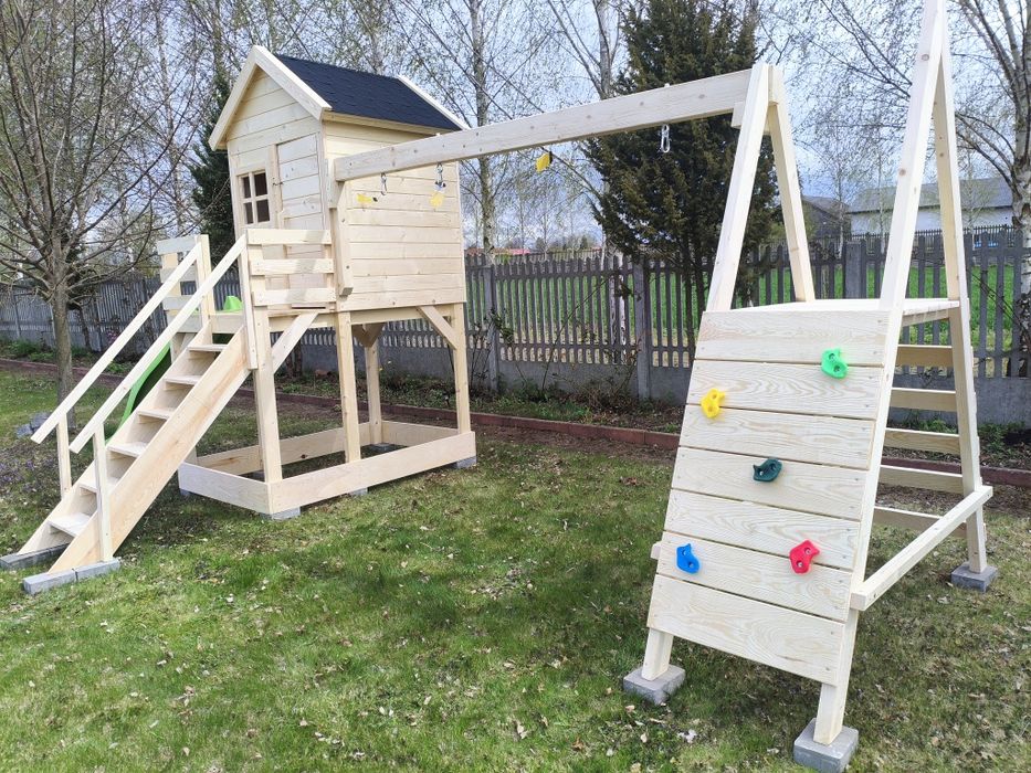 Domek dla dzieci, plac zabaw huśtawki