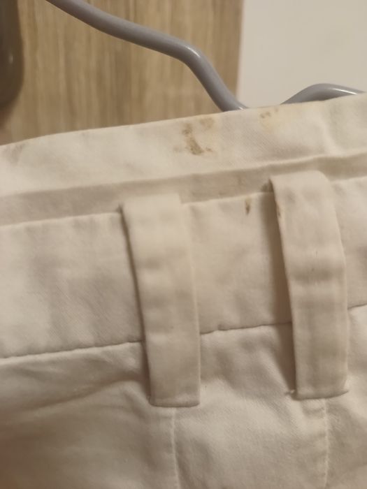 Beżowe kremowe spodnie w modelu chinos
