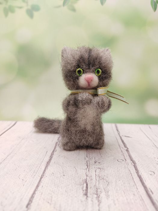 Котик валяный ручной работы. Сувенир кот. Серый, черный, рыжий кот
