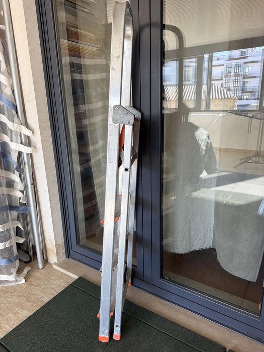 Escadote em aluminio  com 4 degraus