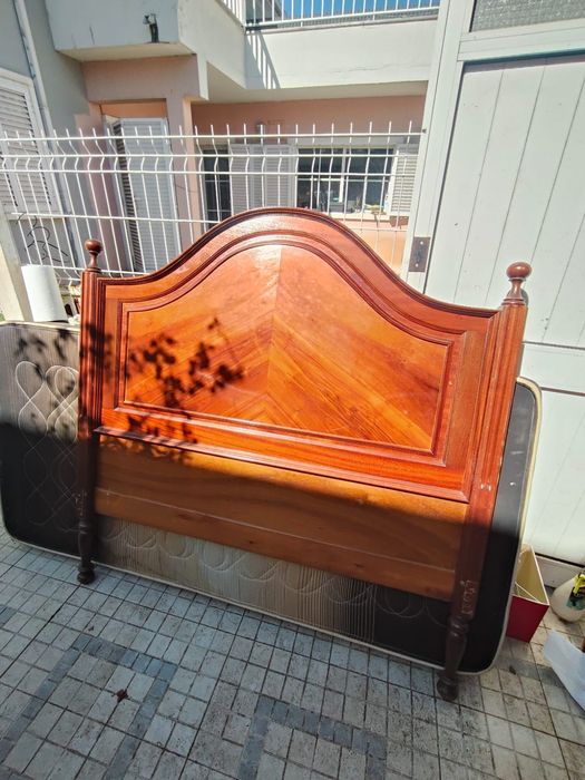Cama em madeira maciça