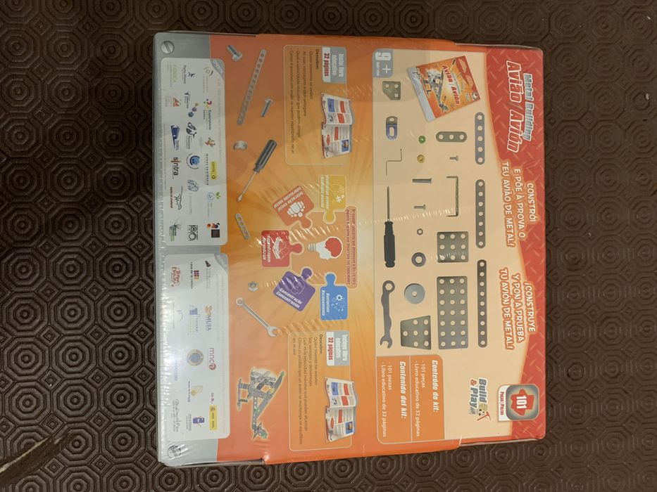 Avião de metal para construir