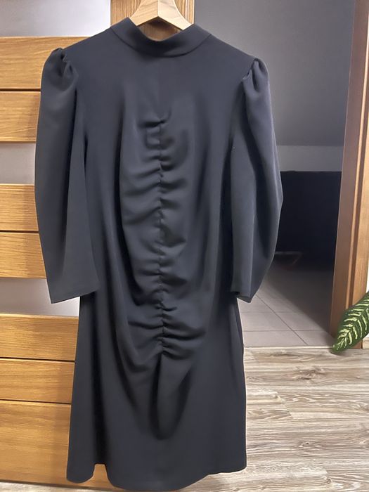 Sprzedam czarną sukuenkę rozmiar 38