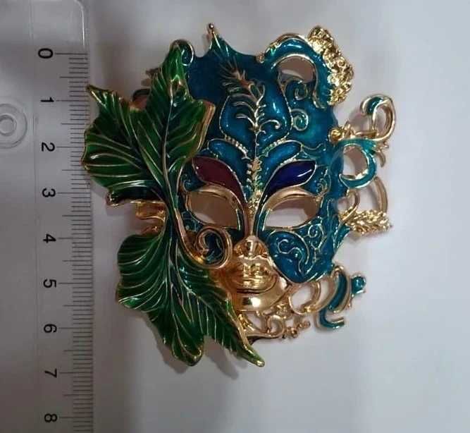 Efektowna broszka wenecka – maska