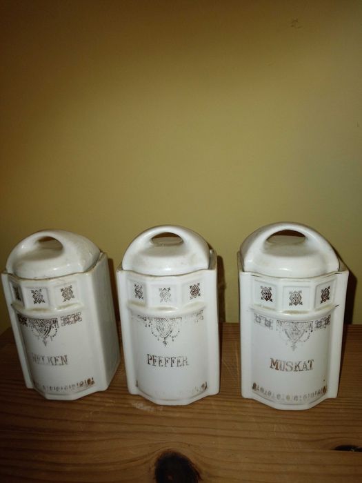 Pojemniki na przyprawy.