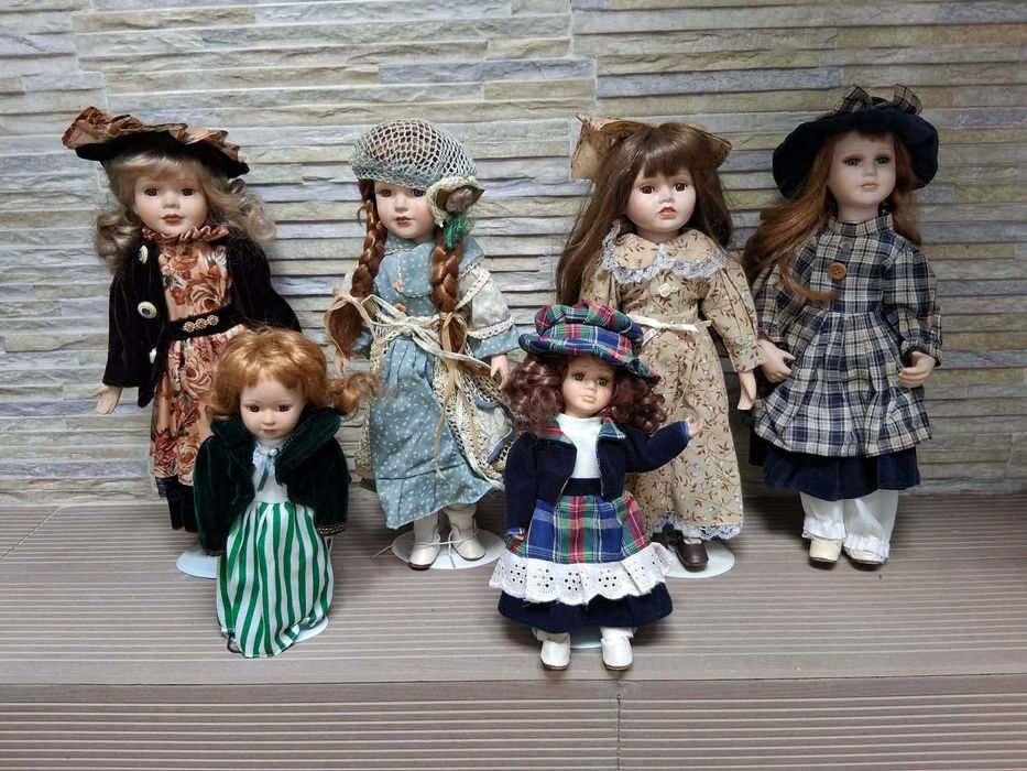 Vende-se Conjunto Seis Bonecas Porcelana